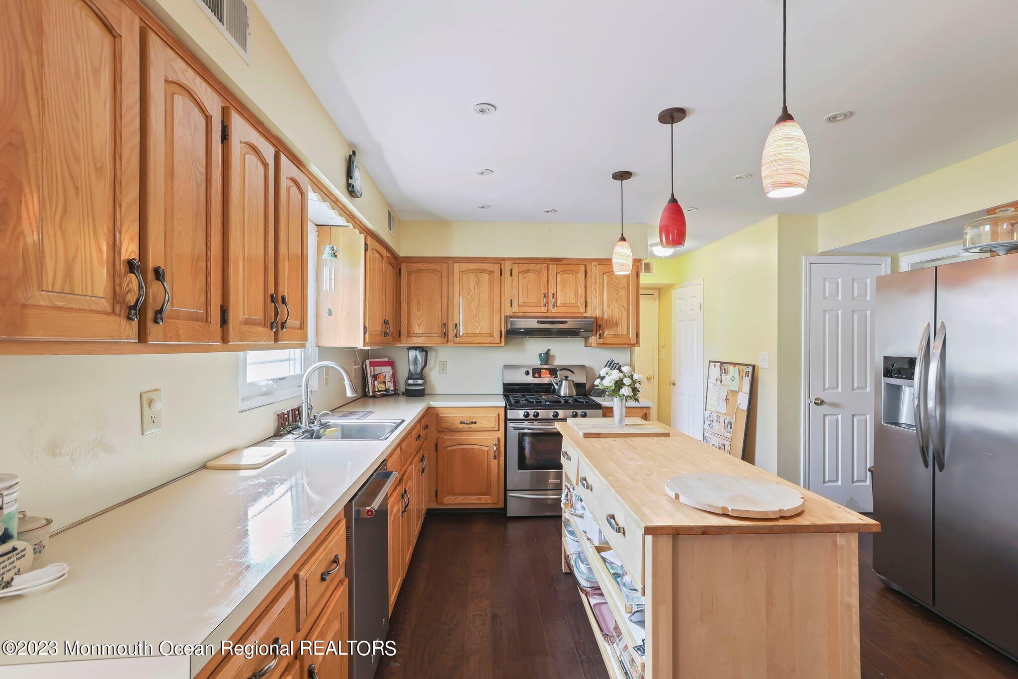 31 Daniel Drive Hazlet, NJ 07730 - Photo 10 of 31 8V7A3374