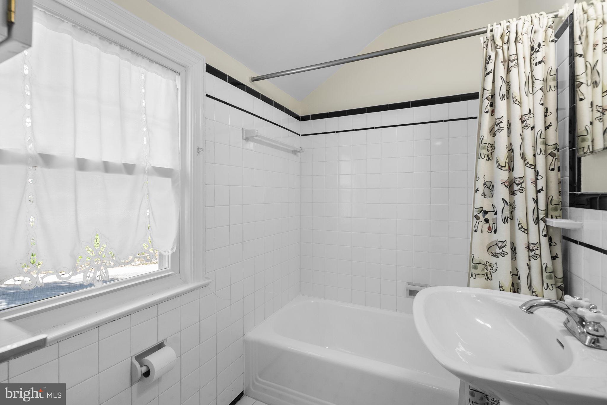 213 Crestmoor Circle Silver Spring, MD 20901 - Photo 16 of 42 2nd level hall bath