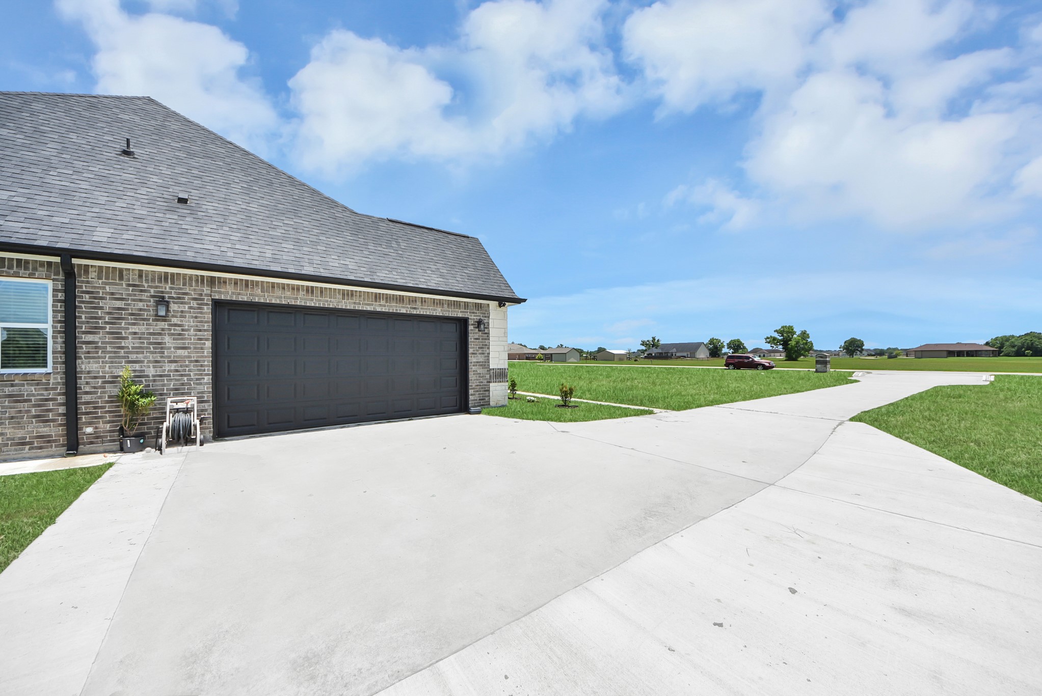 16626 Hamill Drive Rosharon, TX 77583 - Photo 37 of 42 EXPANSIVE DRIVEWAY