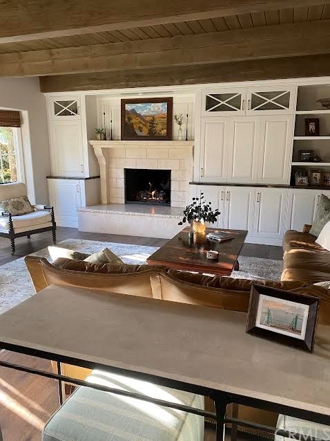 5273 Appian Way Long Beach, CA 90803 - Photo 19 of 34 a living room with furniture