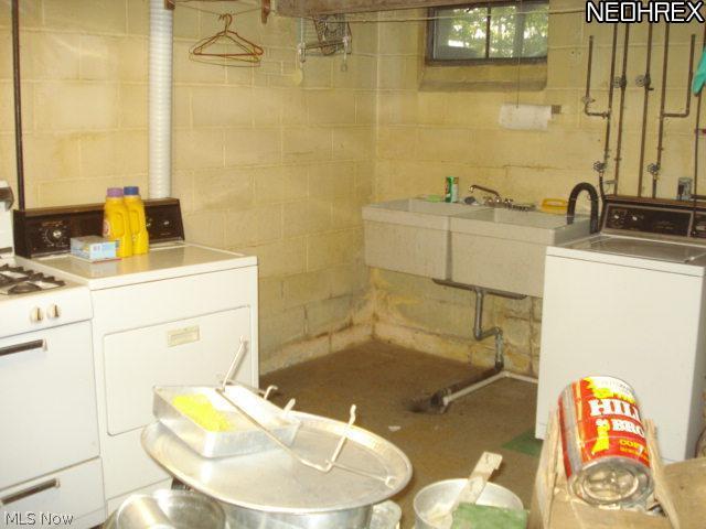 9893 Ridge Road North Royalton, OH 44133 - Photo 19 of 25 Washer & Dryer Stay