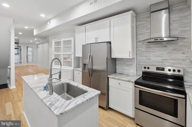 $2,999 | 120 North Lakewood Avenue, Baltimore, MD 21224