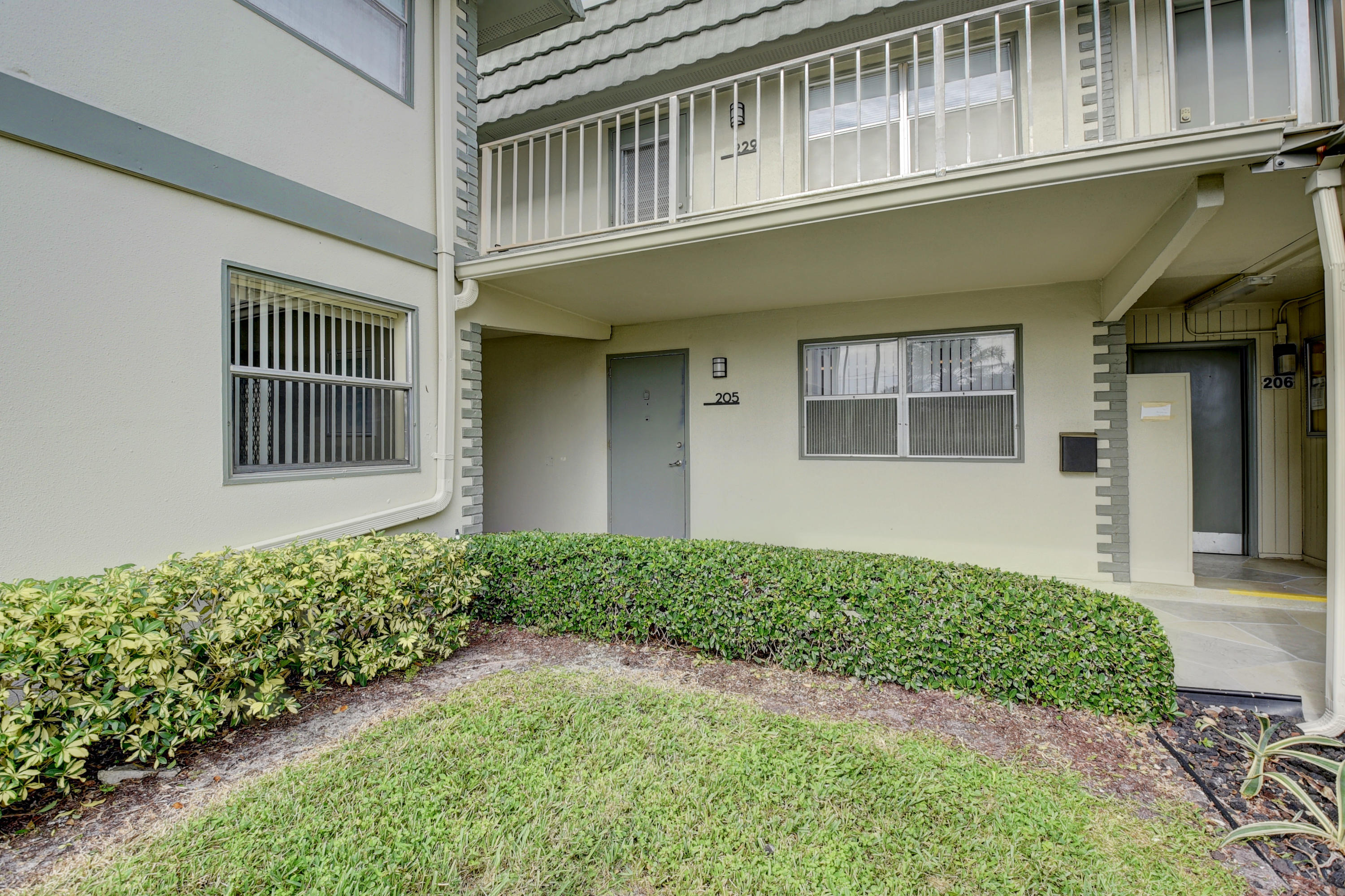 205 Flanders Drive, Unit E Delray Beach, FL 33484 - Photo 2 of 30 DSC_4945_6_7_8_9