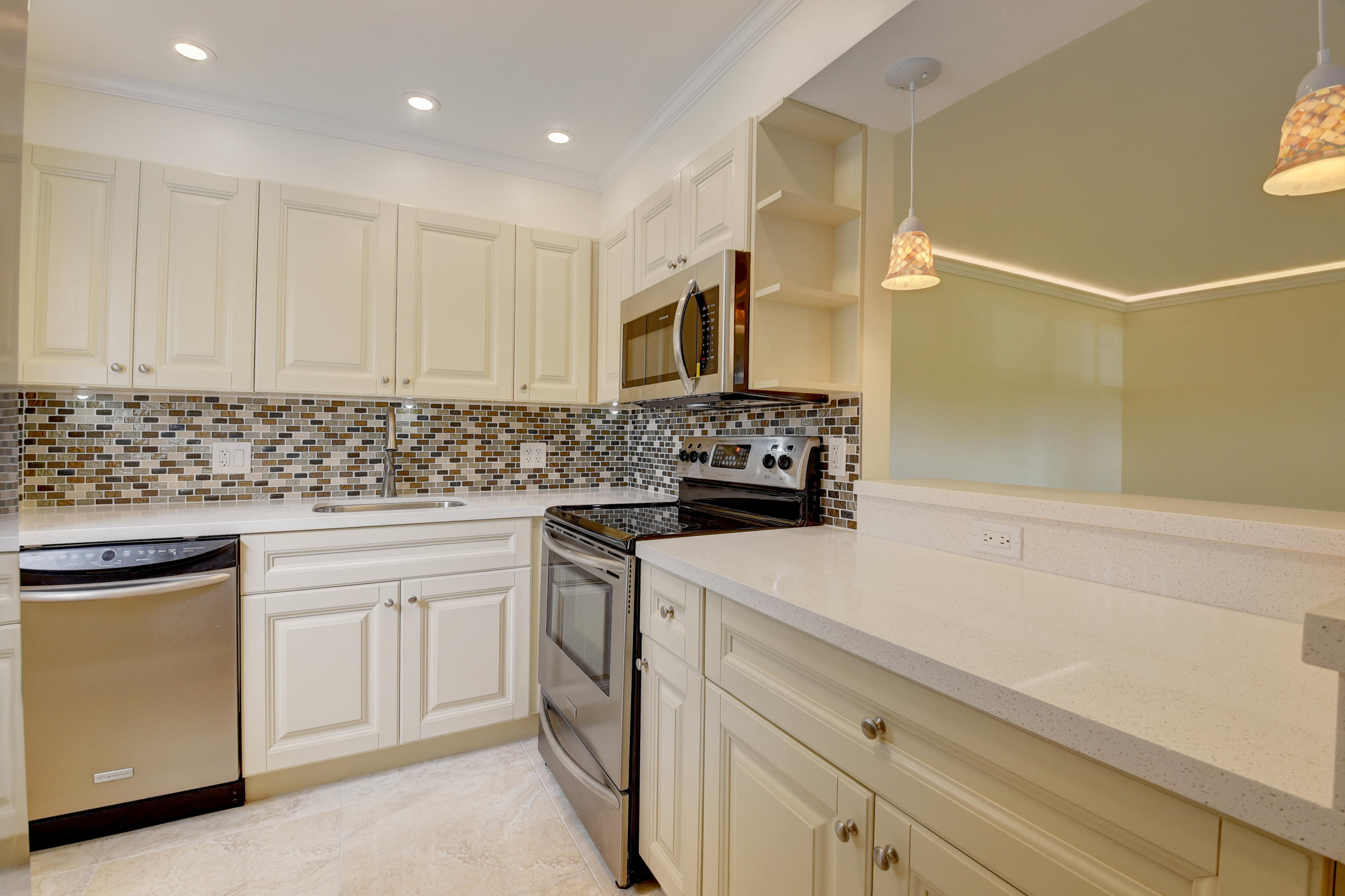 205 Flanders Drive, Unit E Delray Beach, FL 33484 - Photo 8 of 30 DSC_5005_6_7_8_9