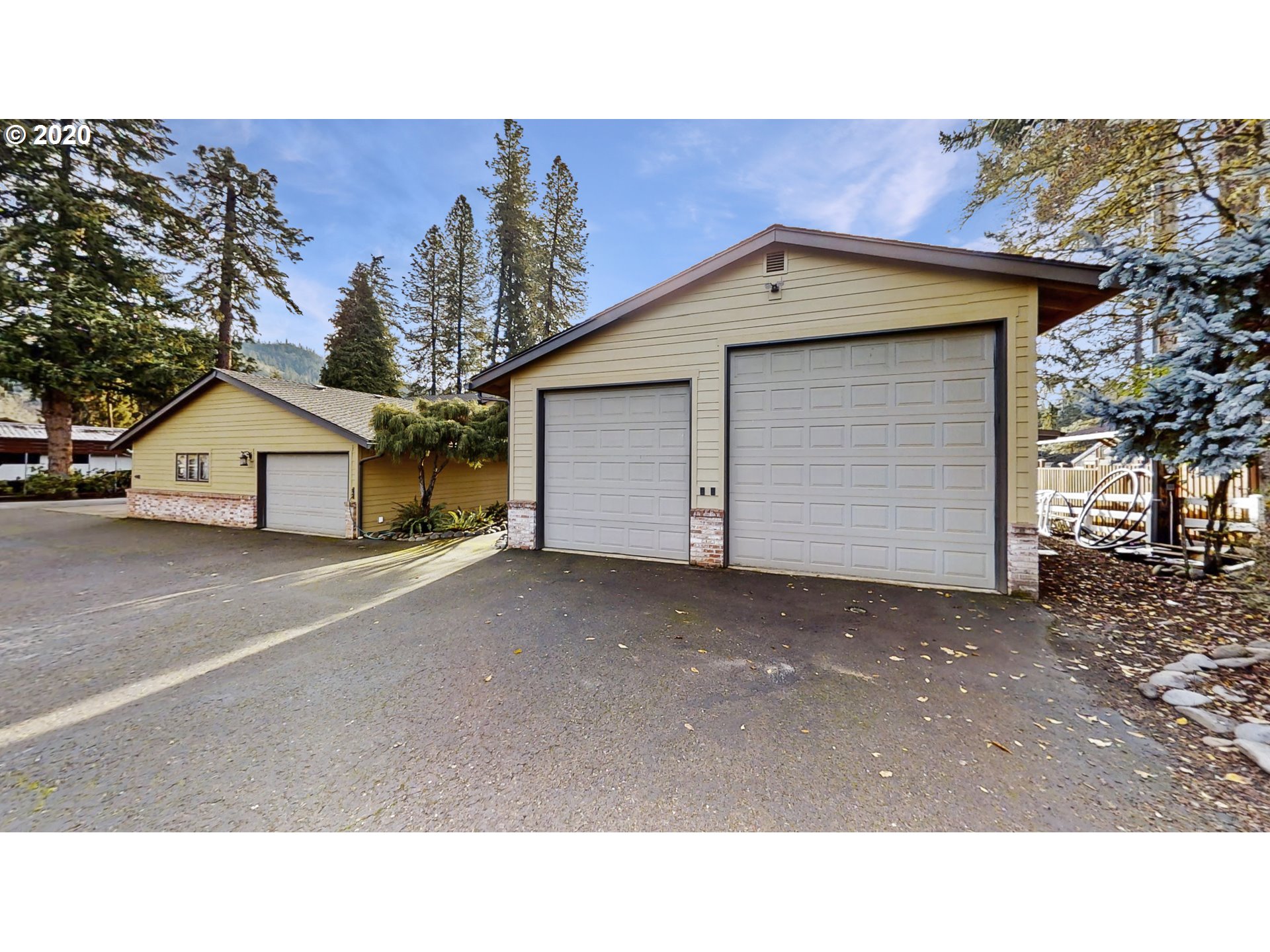 448 Singing Waters Road Winchester, OR 97495 - Photo 3 of 31