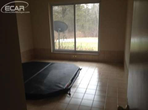 6561 Flushing Road Flushing, MI 48433 - Photo 7 of 16 20427164-6.JPG