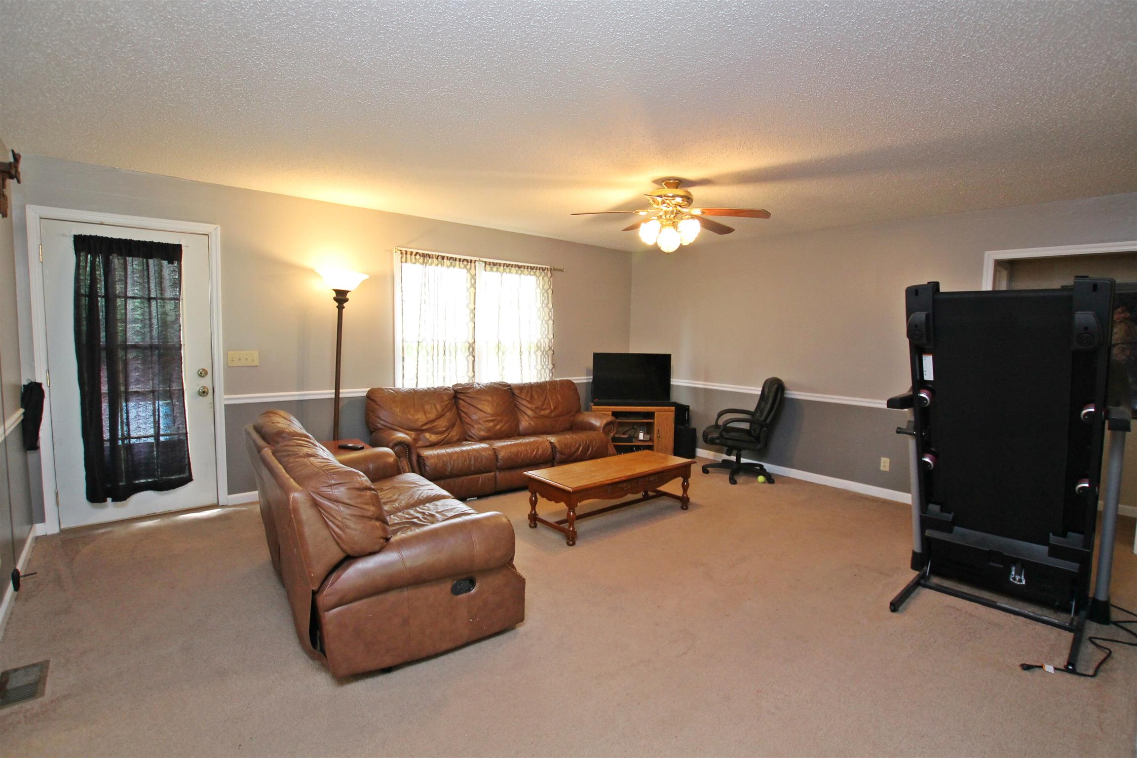 706 3rd Avenue West Springfield, TN 37172 - Photo 7 of 26 a view of a livingroom with workspace and a couch