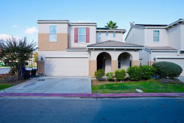 a view of house with garden and entryway