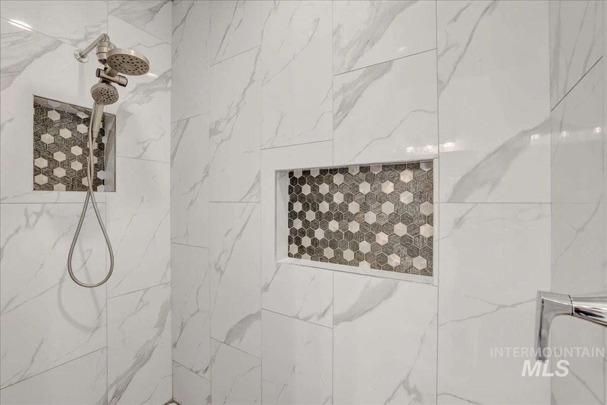 957 Birchton Loop Twin Falls, ID 83301 - Photo 16 of 32 Full bathroom featuring tiled shower