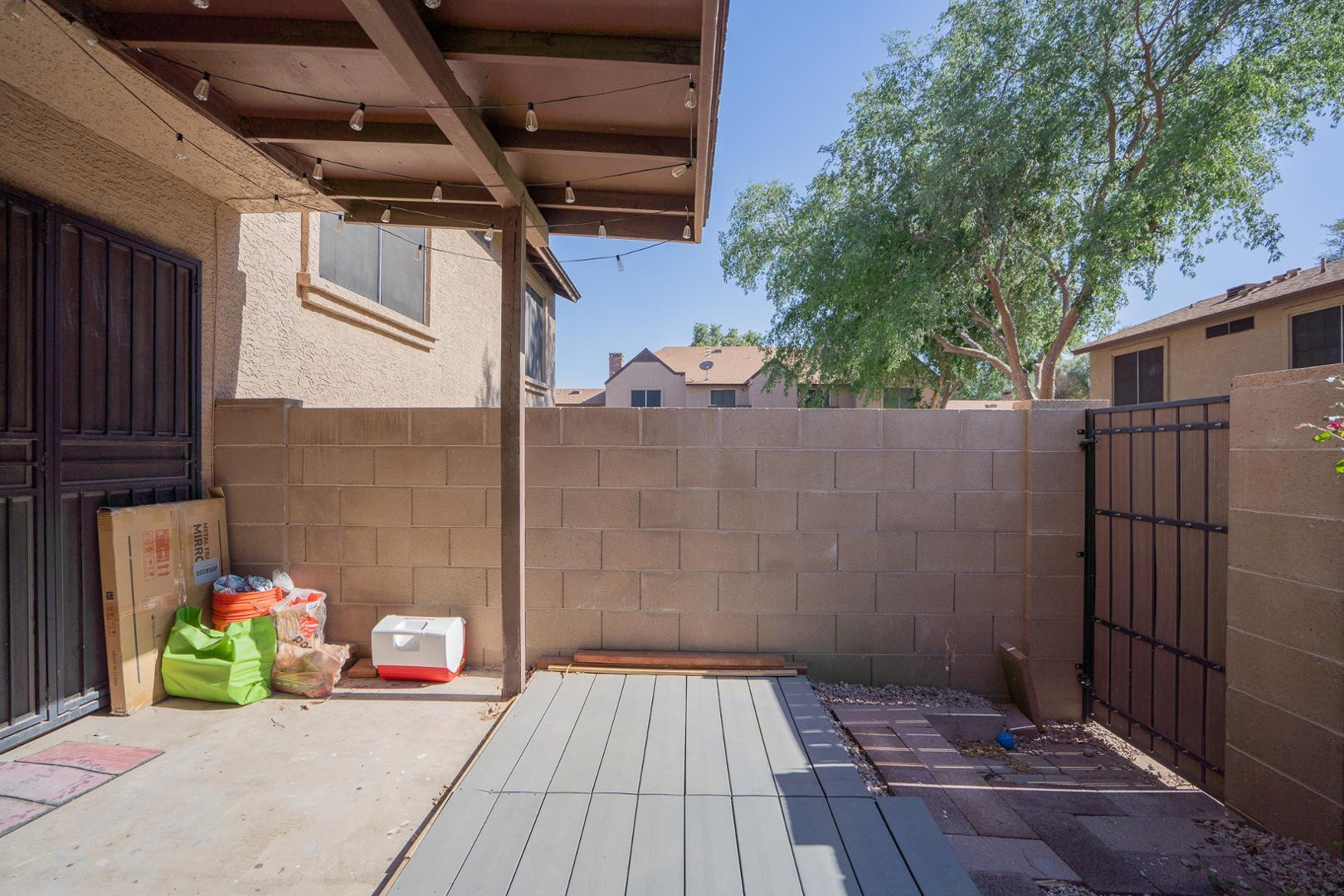 8111 West Wacker Road, Unit 70 Peoria, AZ 85381 - Photo 33 of 38 a backyard of a house