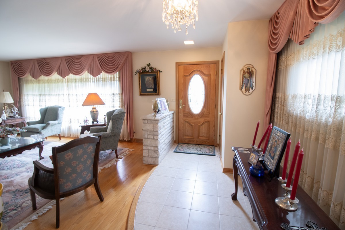 8662 North Merrill Street Niles, IL 60714 - Photo 6 of 27