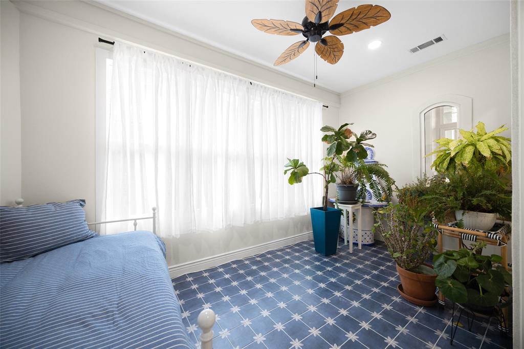 14725 Celestial Place Addison, TX 75254 - Photo 33 of 38 a living room with furniture and a potted plant