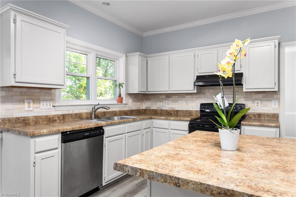 3522 Hunting Ridge Drive High Point, NC 27265 - Photo 12 of 38 Kitchen