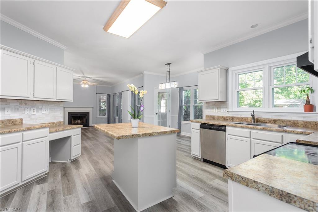 3522 Hunting Ridge Drive High Point, NC 27265 - Photo 9 of 38 Kitchen