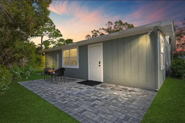 a view of a house with a yard