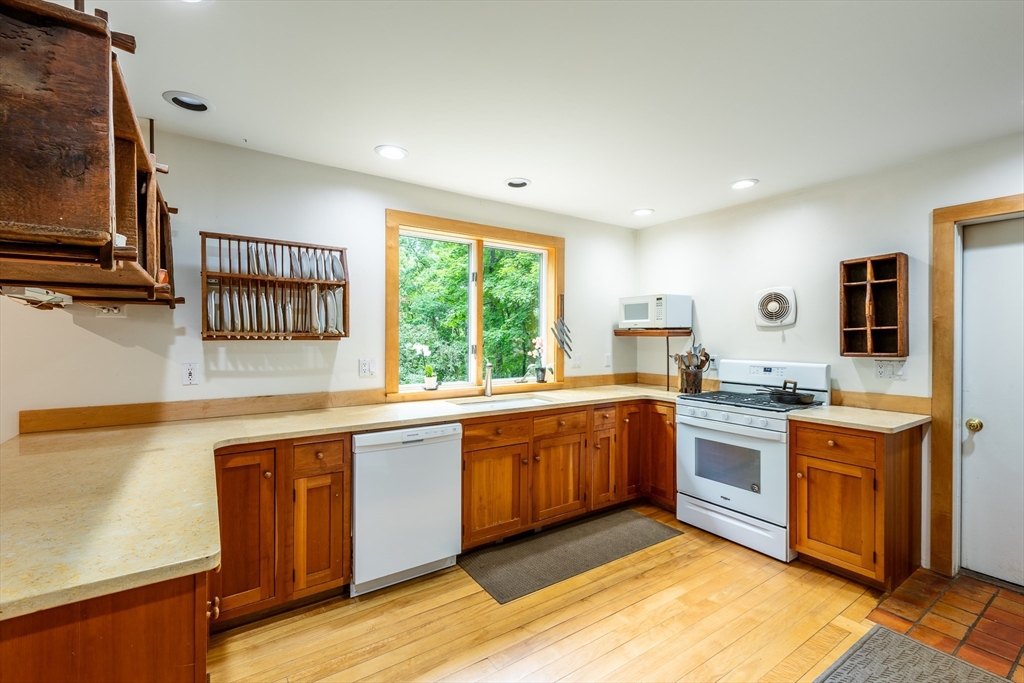 71 Morgan Circle Amherst, MA 01002 - Photo 5 of 42