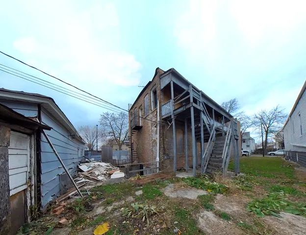 a view of a backyard