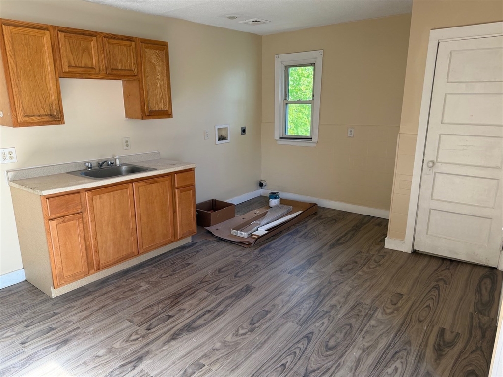 37-39 Wilmont Street Springfield, MA 01108 - Photo 5 of 17