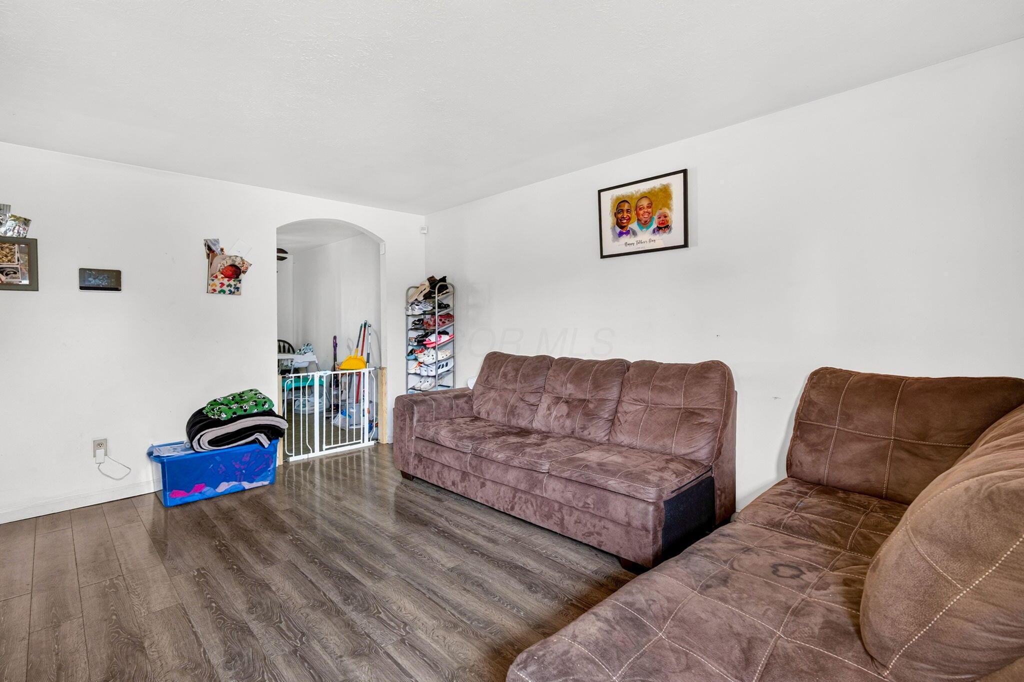 3677 Abney Road Columbus, OH 43207 - Photo 7 of 28 Living Room