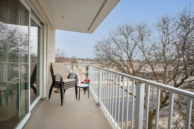 $405,000 | 1535 Forest Avenue, Unit 404, River Forest, IL 60305