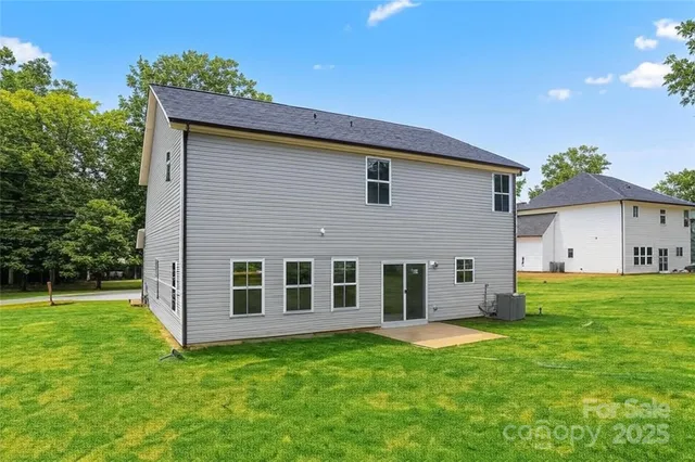 a view of a house with backyard