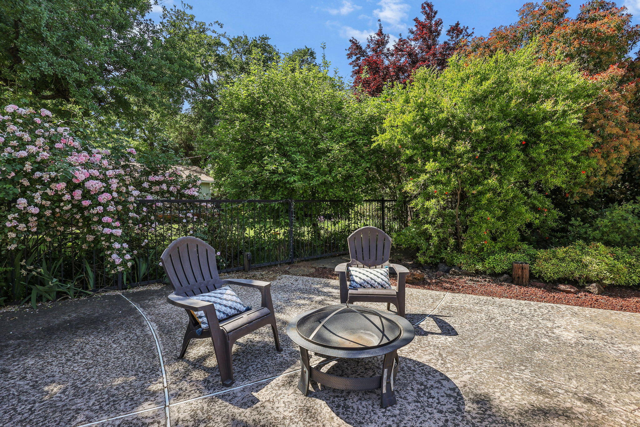 7057 Riata Drive Redding, CA 96002 - Photo 26 of 98 Lush Landscaping