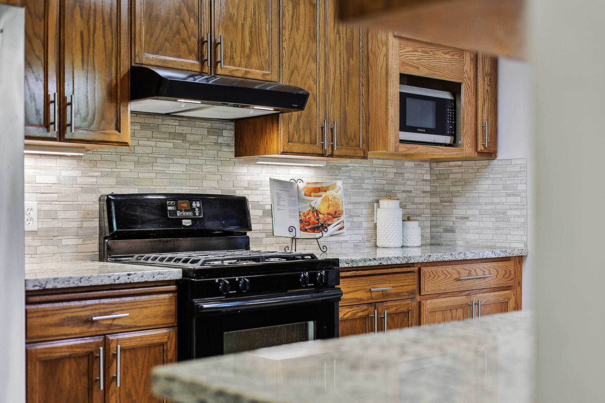 7057 Riata Drive Redding, CA 96002 - Photo 38 of 98 Kitchen with Granite Counters