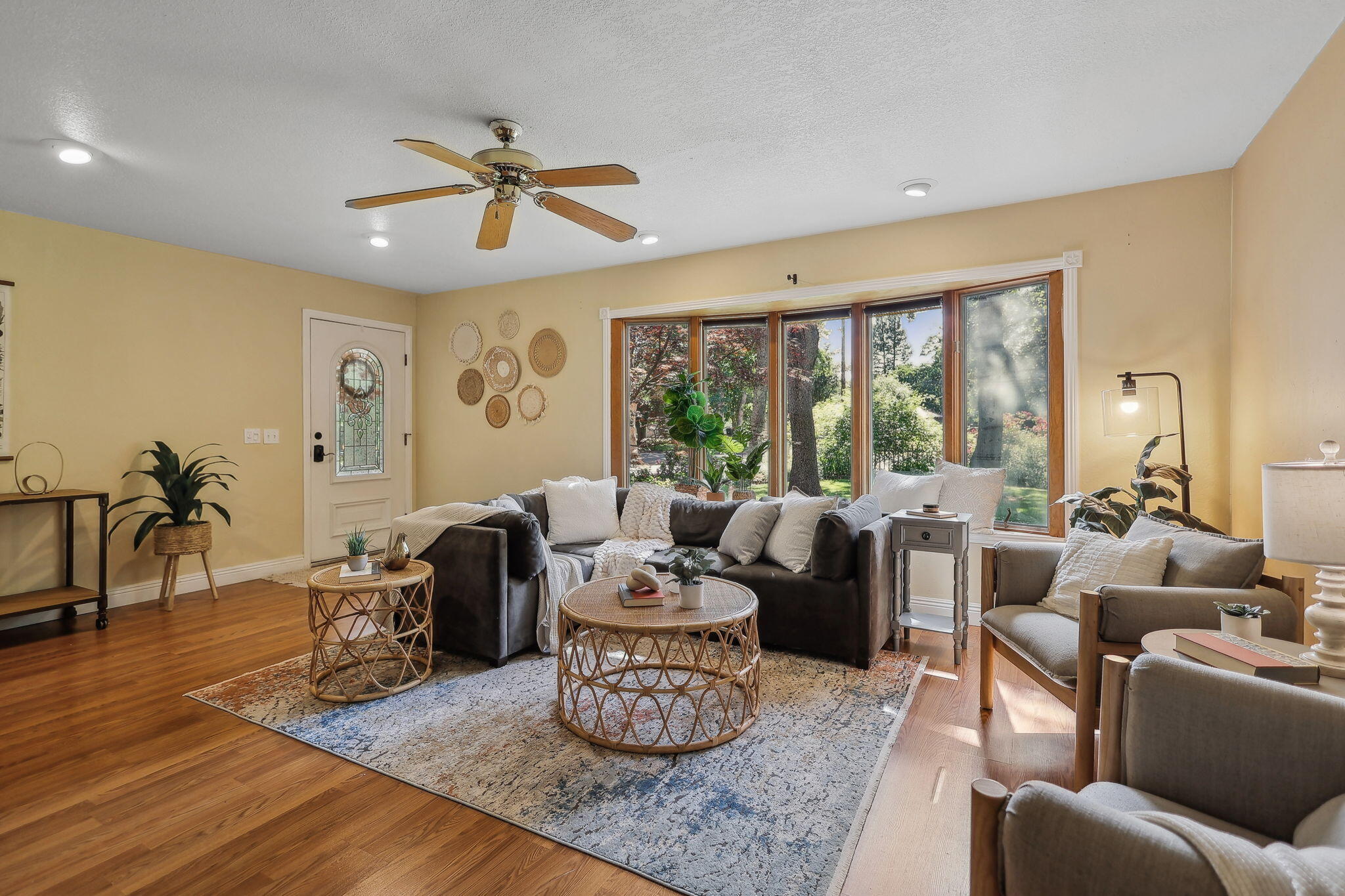 7057 Riata Drive Redding, CA 96002 - Photo 9 of 98 Living Room