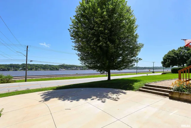 $345,000 | 1128 North Cody Road, Le Claire, IA 52753