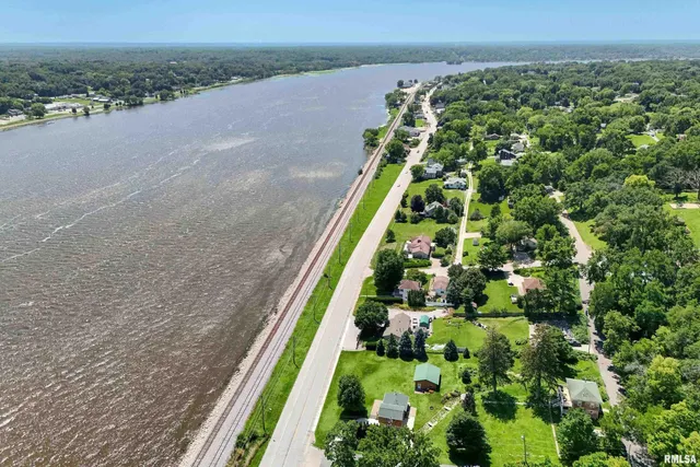 $345,000 | 1128 North Cody Road, Le Claire, IA 52753