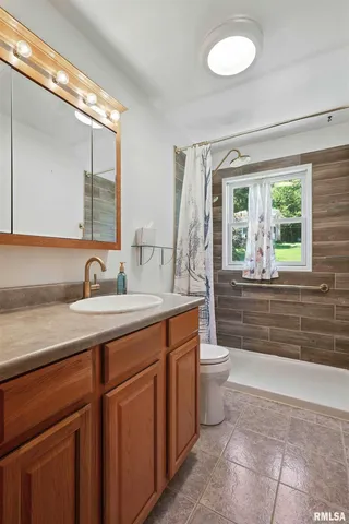 $345,000 | 1128 North Cody Road, Le Claire, IA 52753