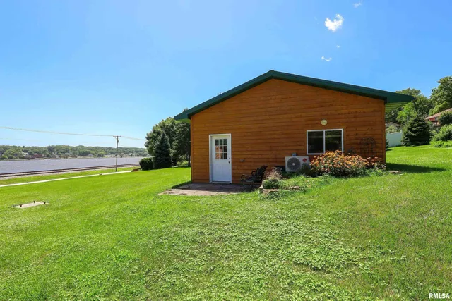 $345,000 | 1128 North Cody Road, Le Claire, IA 52753
