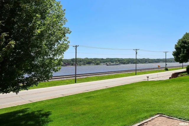 $345,000 | 1128 North Cody Road, Le Claire, IA 52753