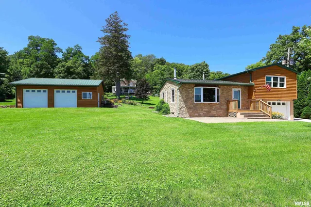 $345,000 | 1128 North Cody Road, Le Claire, IA 52753