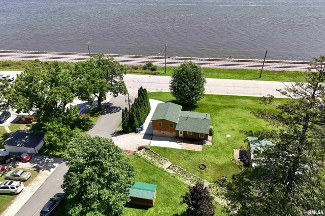 $345,000 | 1128 North Cody Road, Le Claire, IA 52753