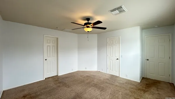 a view of empty room with a ceiling fan