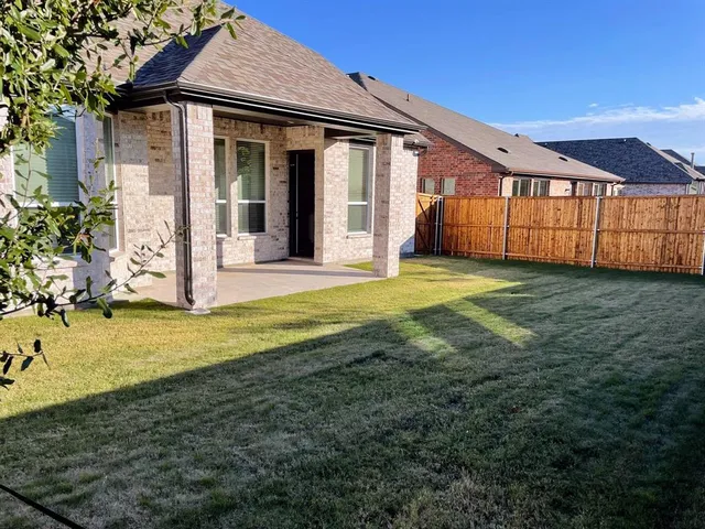 a view of a house with backyard and garden