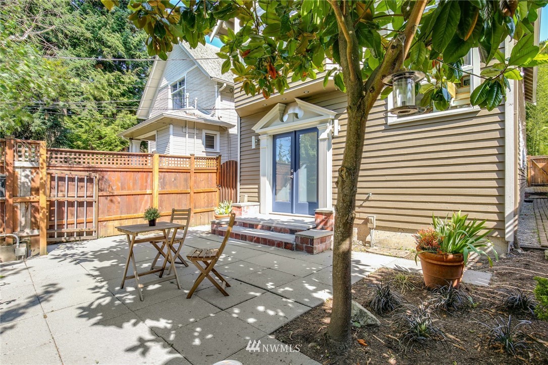 742 North 75th Street Seattle, WA 98103 - Photo 3 of 36