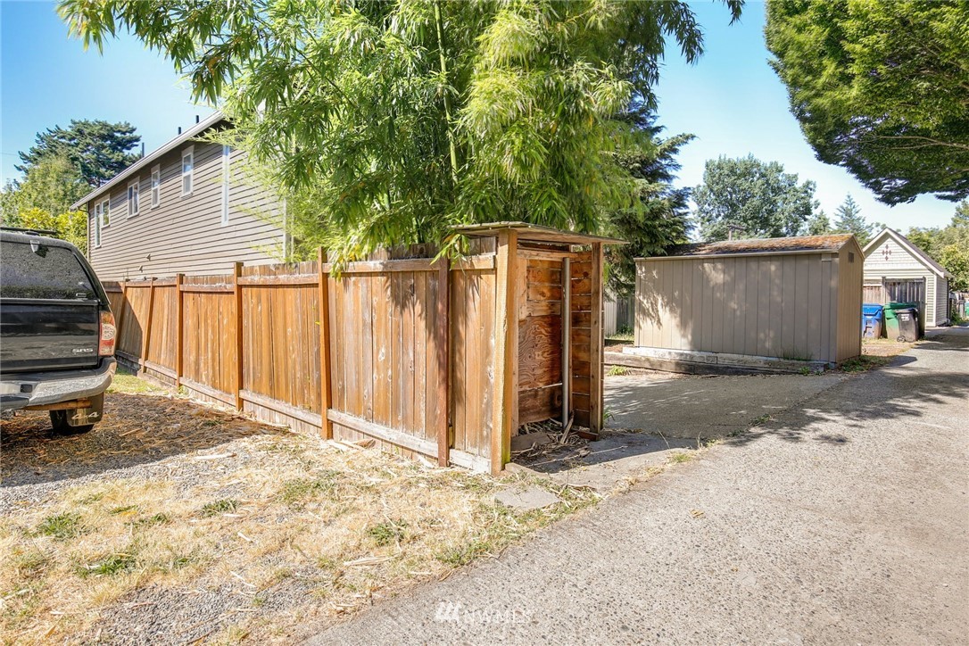 742 North 75th Street Seattle, WA 98103 - Photo 34 of 36