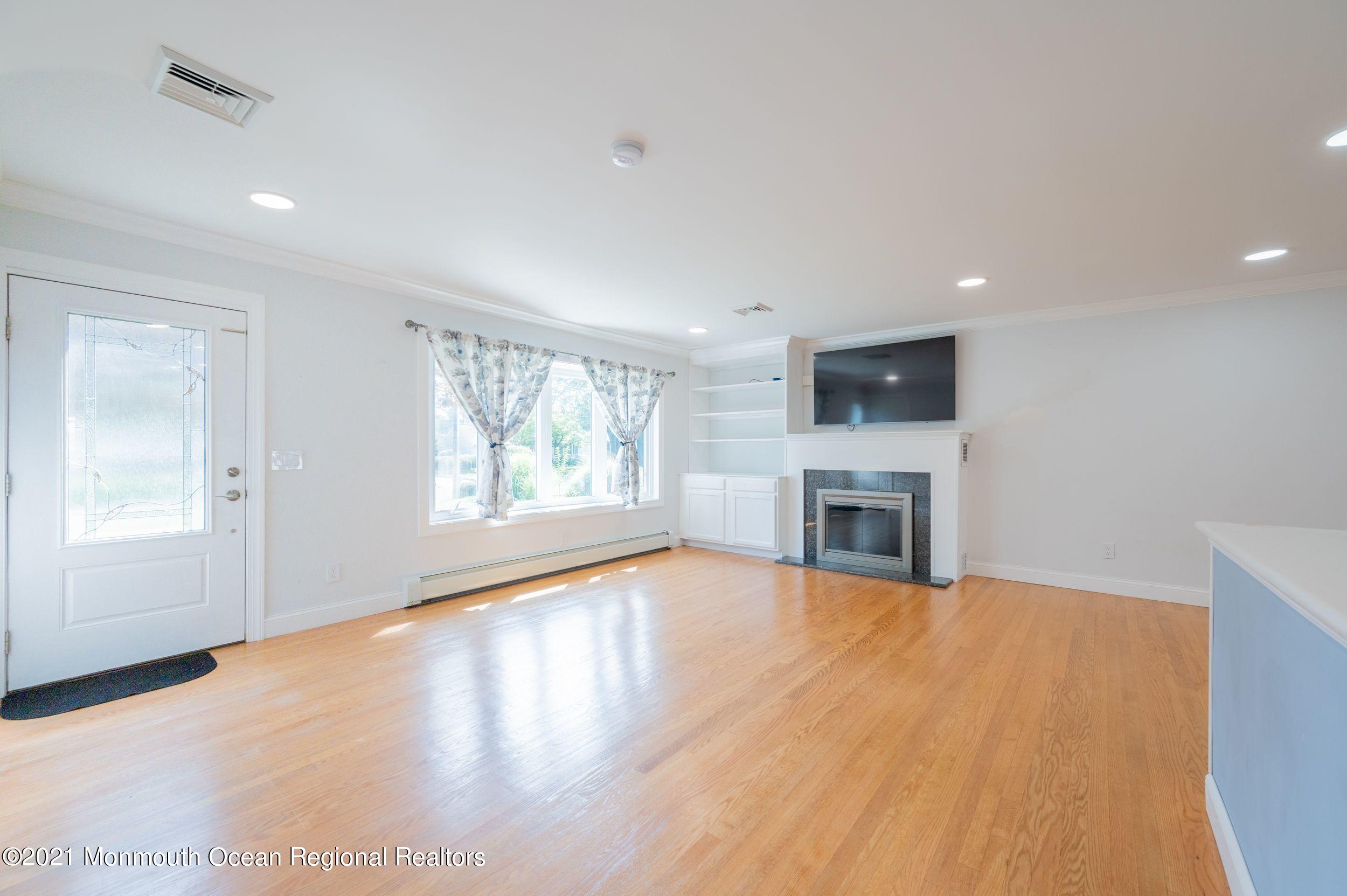 310 Eastham Road Point Pleasant, NJ 08742 - Photo 6 of 22 310easthamLIV