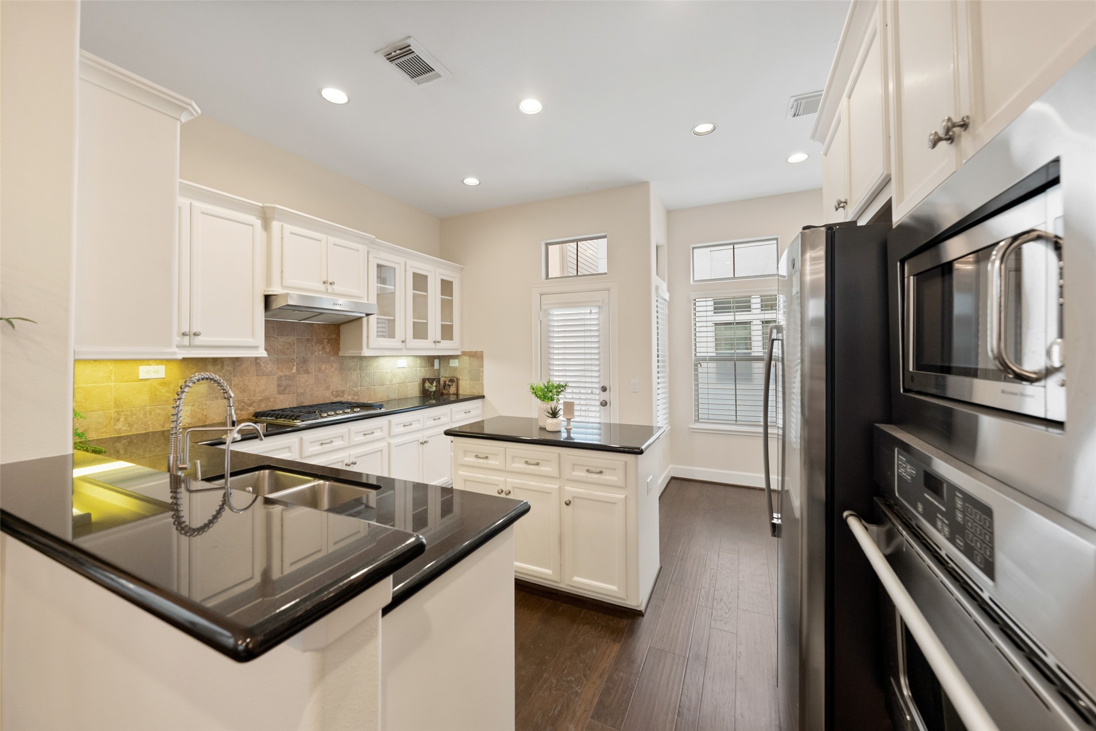 562 Bomar Street Houston, TX 77006 - Photo 9 of 28 Kitchen with nice modern feel