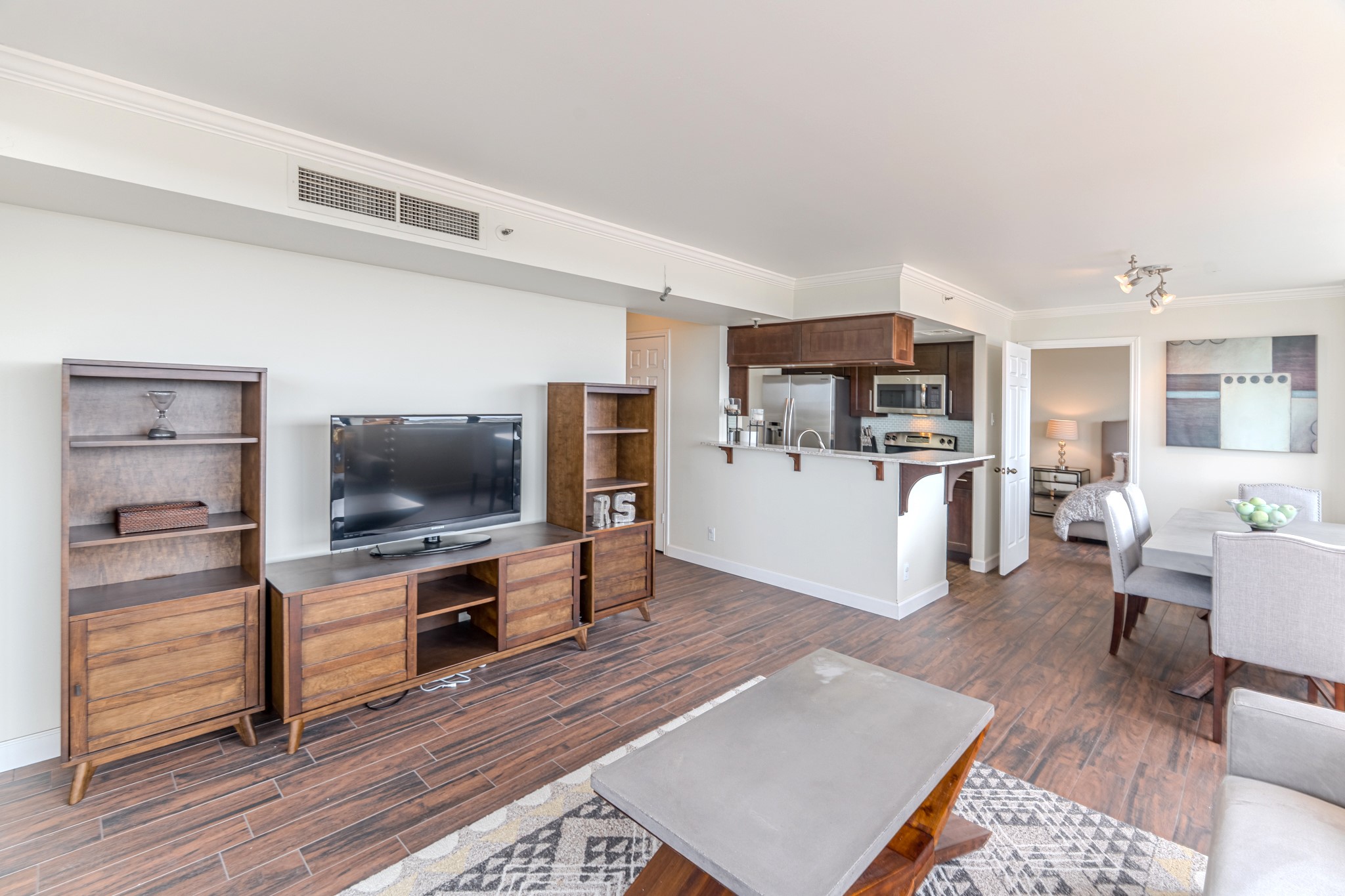 3525 Sage Road, Unit 1016 Houston, TX 77056 - Photo 23 of 42 a living room with furniture and a flat screen tv