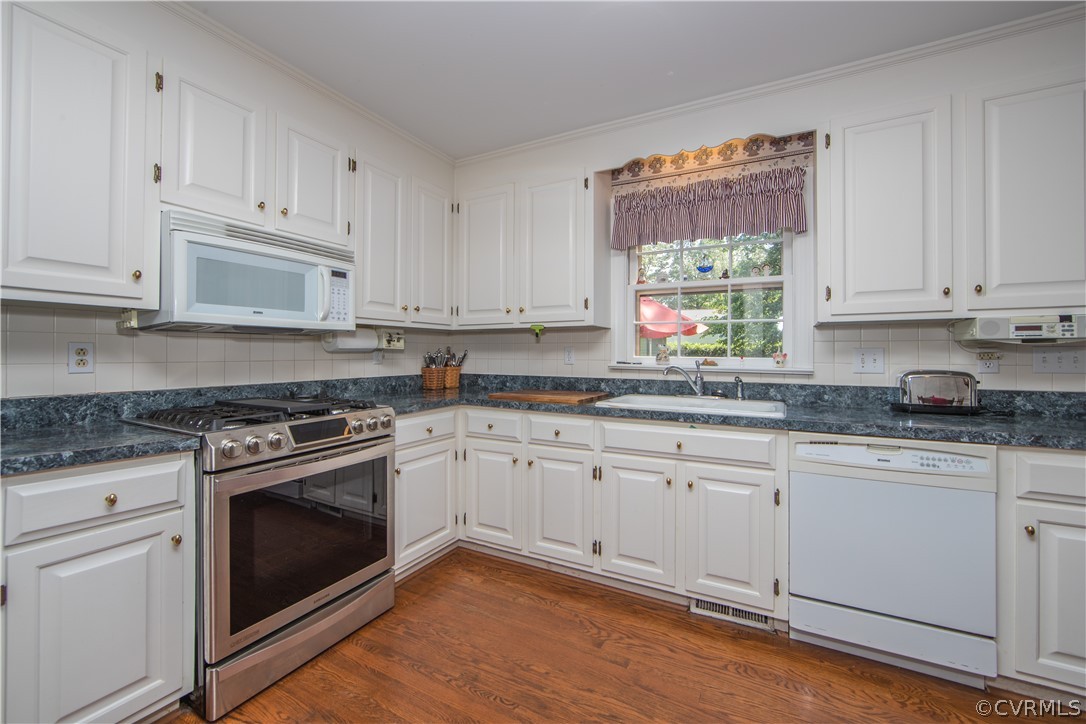 5731 Elfinwood Road Chester, VA 23831 - Photo 14 of 43 Kitchen with gas stove.