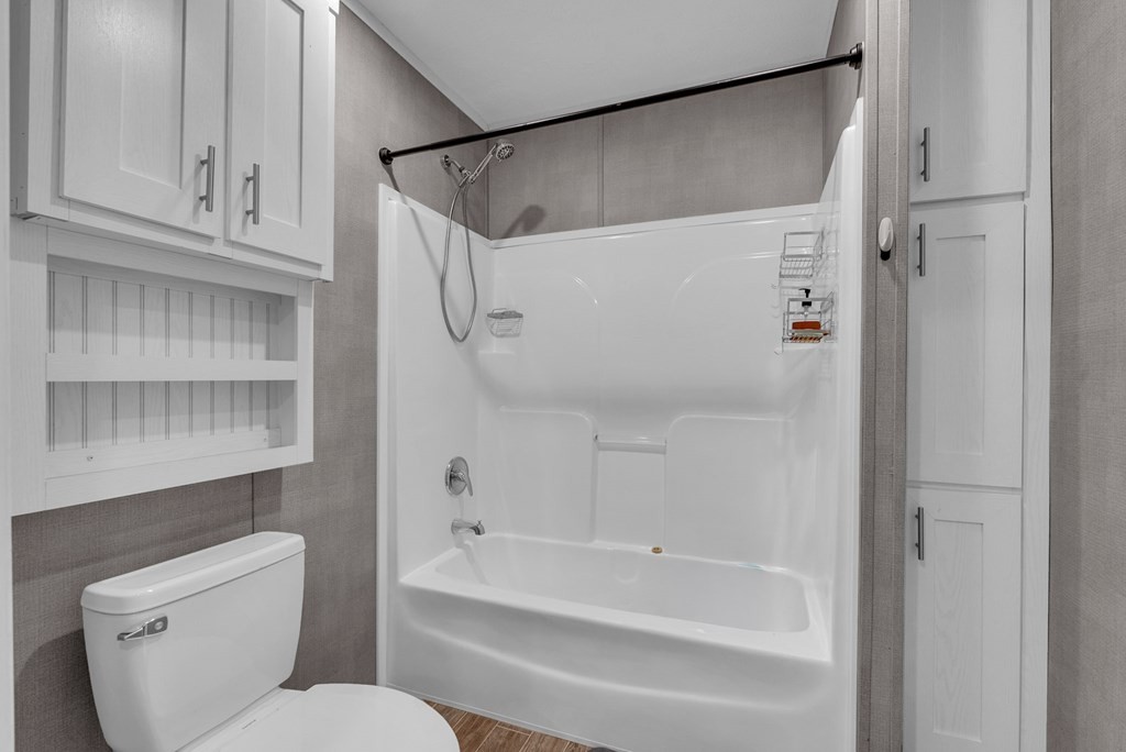 1083 Fanchers Mill Road Sparta, TN 38583 - Photo 22 of 67 a bathroom with a toilet and a bathtub