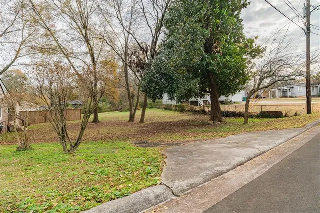 a view of yard with tree