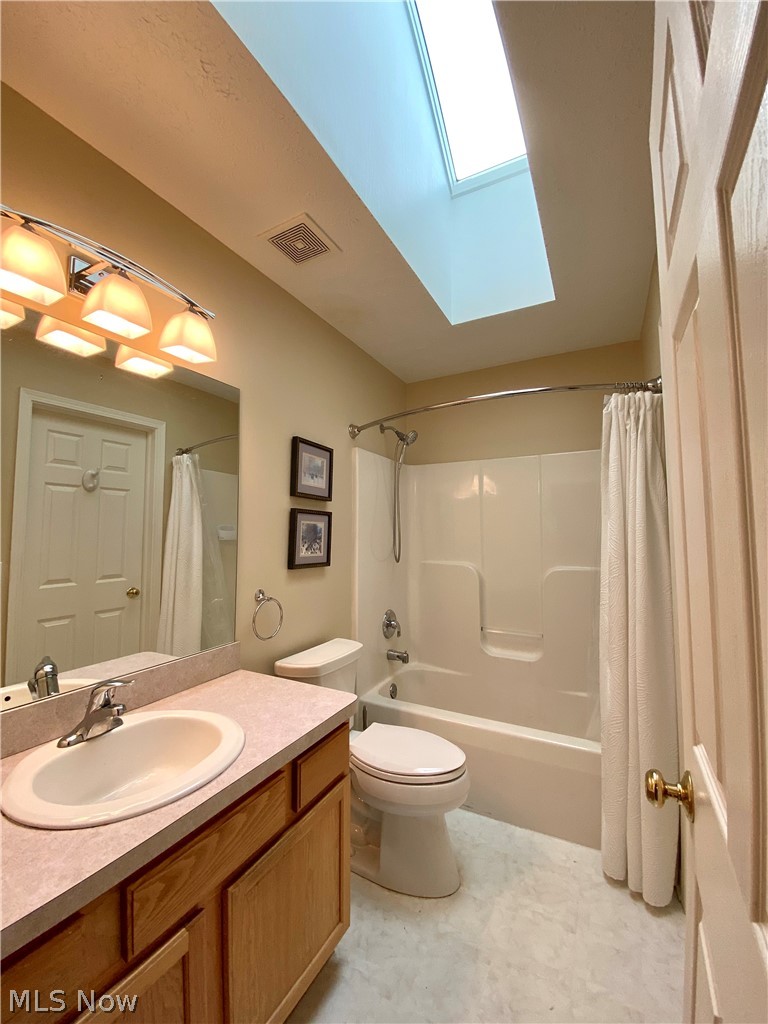 4386 Sexton Road Cleveland, OH 44105 - Photo 18 of 30 Full bath with natural light from above!