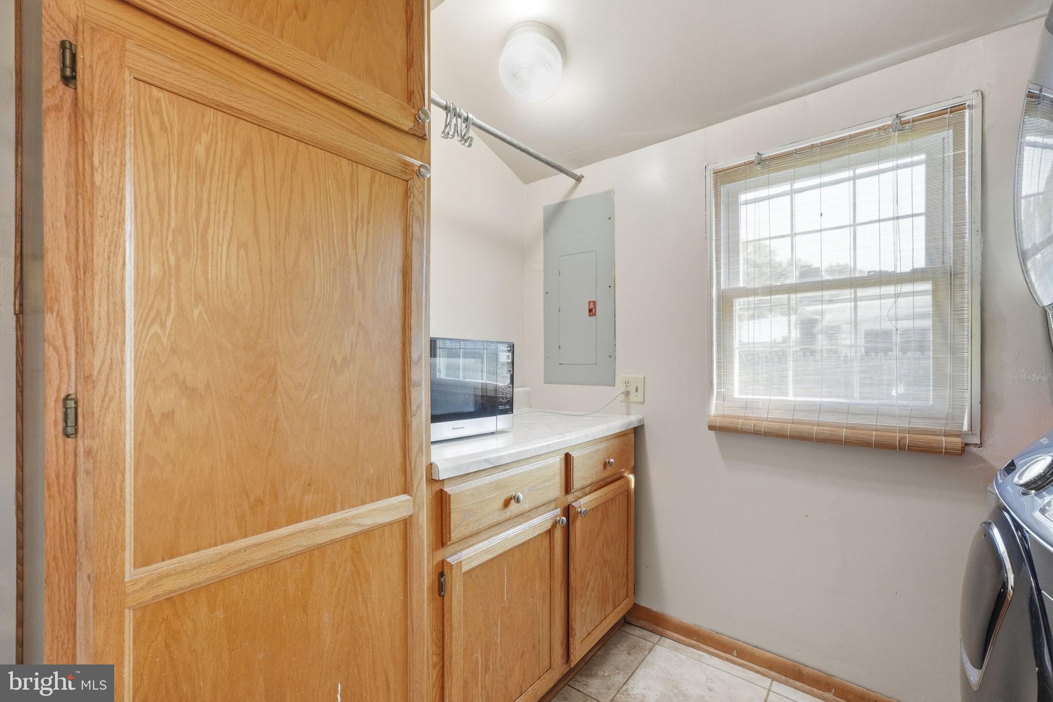 906 Wingfield Road Woodbridge, VA 22191 - Photo 14 of 31 Cozy kitchen with warm wood accents.