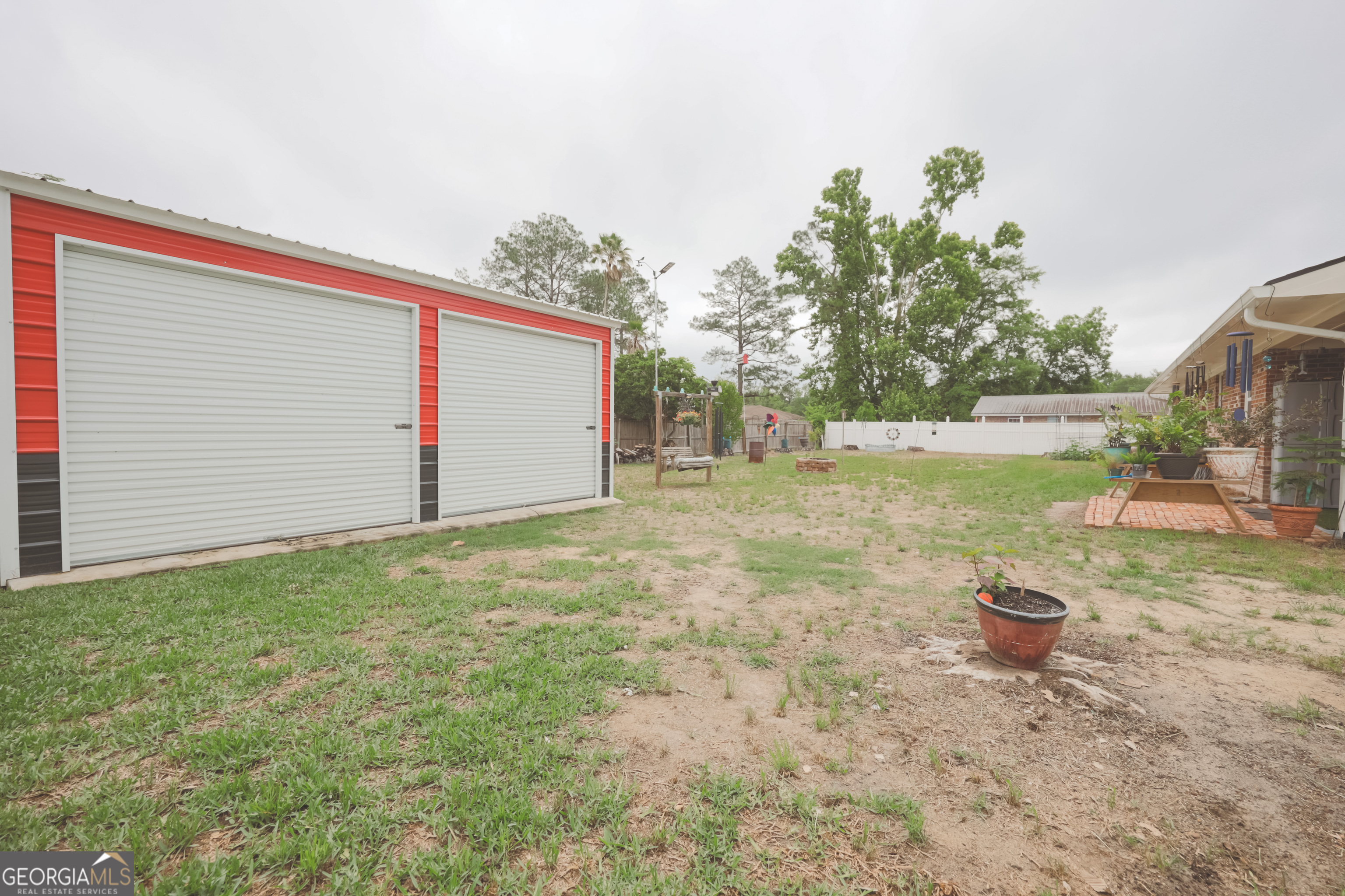 106 Beaver Drive Blackshear, GA 31516 - Photo 6 of 20 a view of a back yard of the house