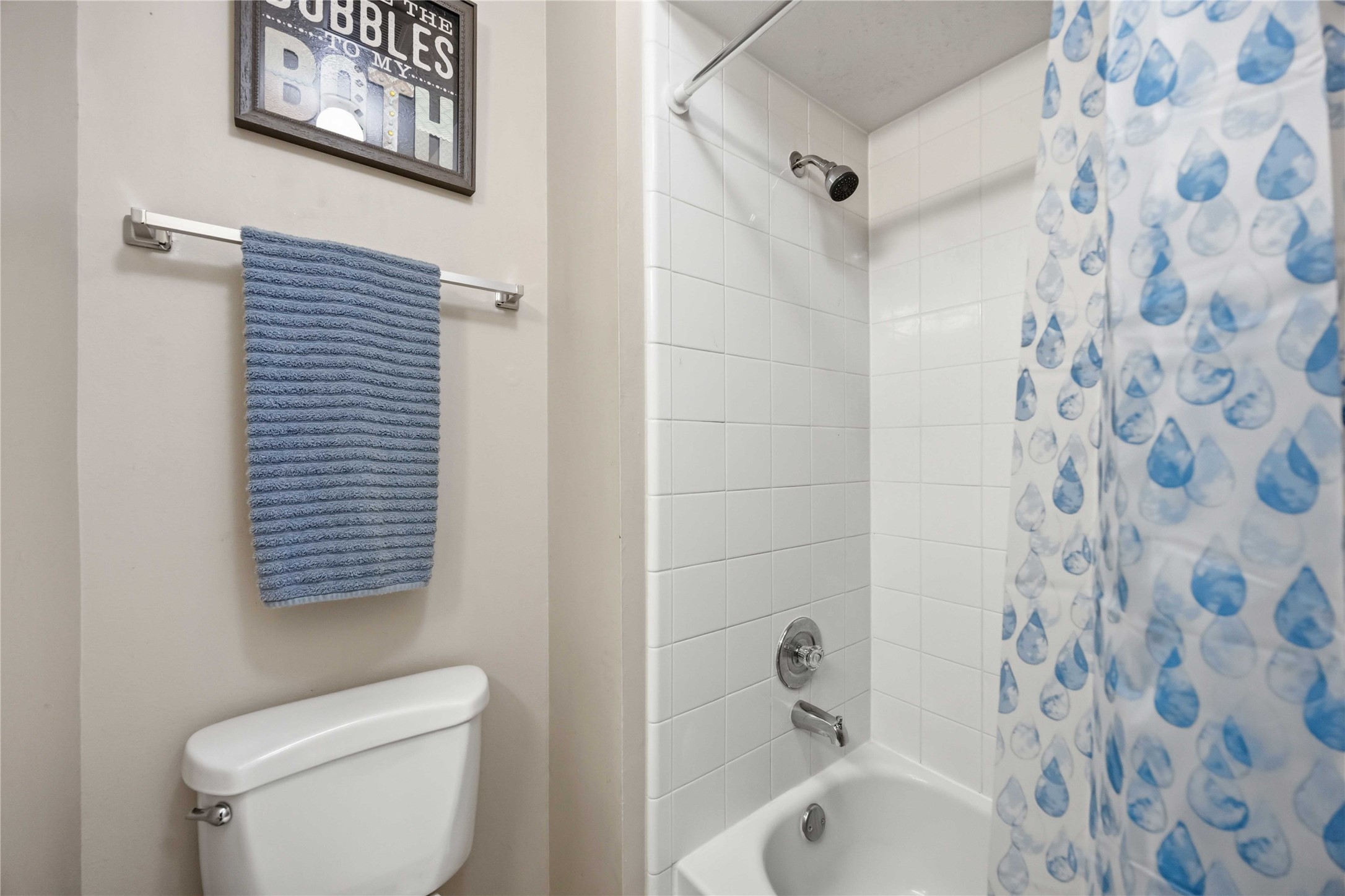 3226 Keygate Drive Spring, TX 77388 - Photo 21 of 34 Second Bath with Tub/Shower Combo