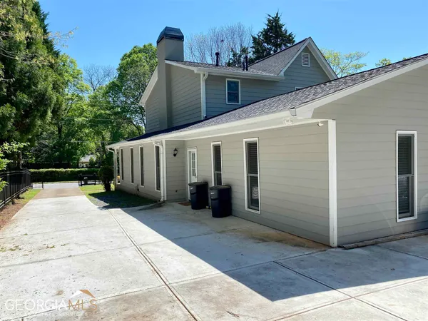 a view of a house with backyard